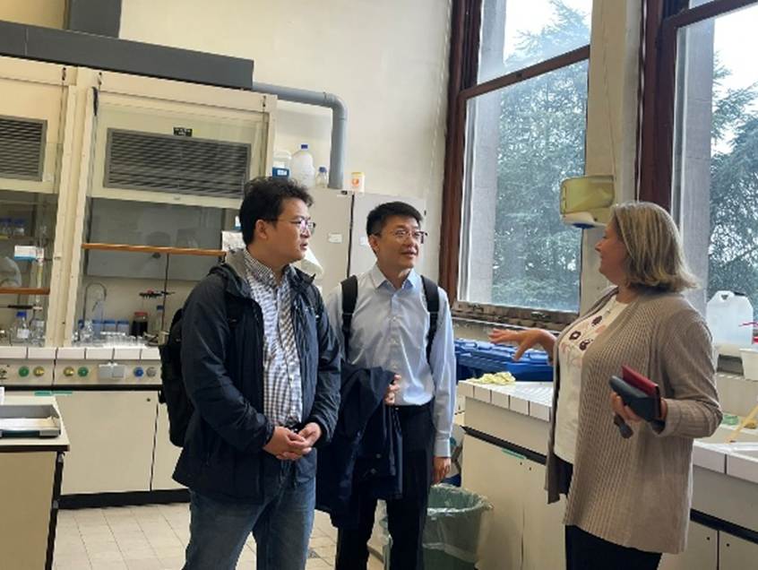 一群男人和女人站在窗户边 AI 生成的内容可能不正确。