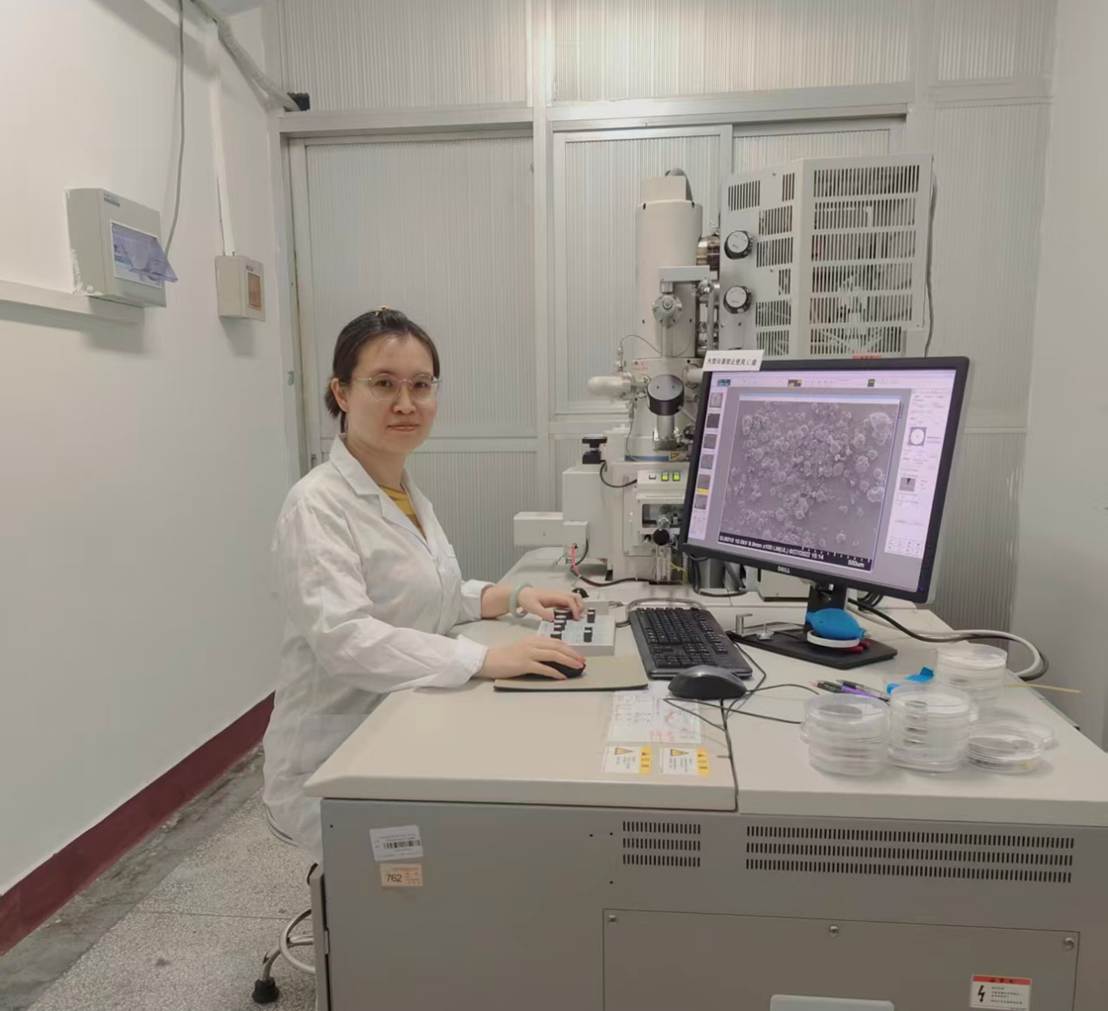 图片包含 室内, 站, 小, 年轻 AI 生成的内容可能不正确。