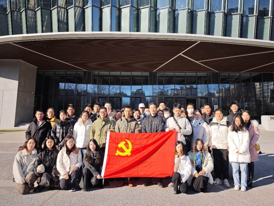 一群人站在建筑前 AI 生成的内容可能不正确。