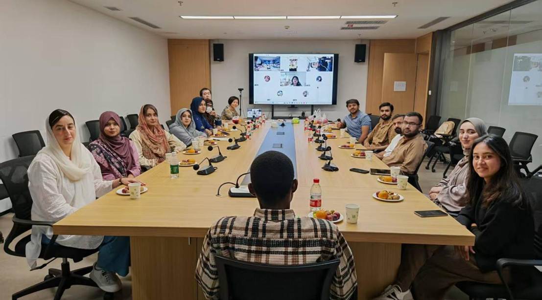 会议室里的人们 AI 生成的内容可能不正确。