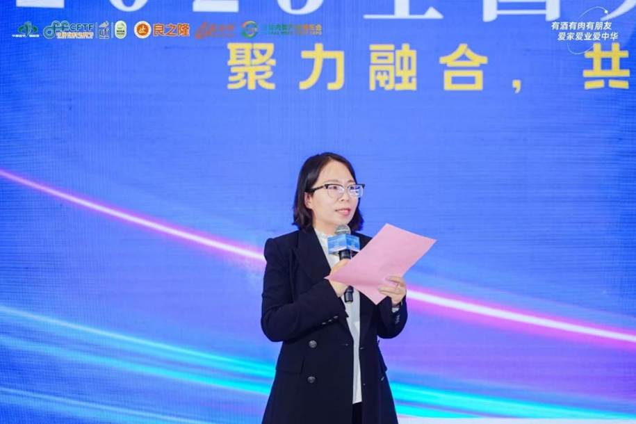 穿着西装笔挺的男子与配字 AI 生成的内容可能不正确。