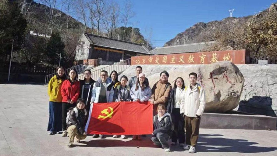 一群人站在雪地上 AI 生成的内容可能不正确。